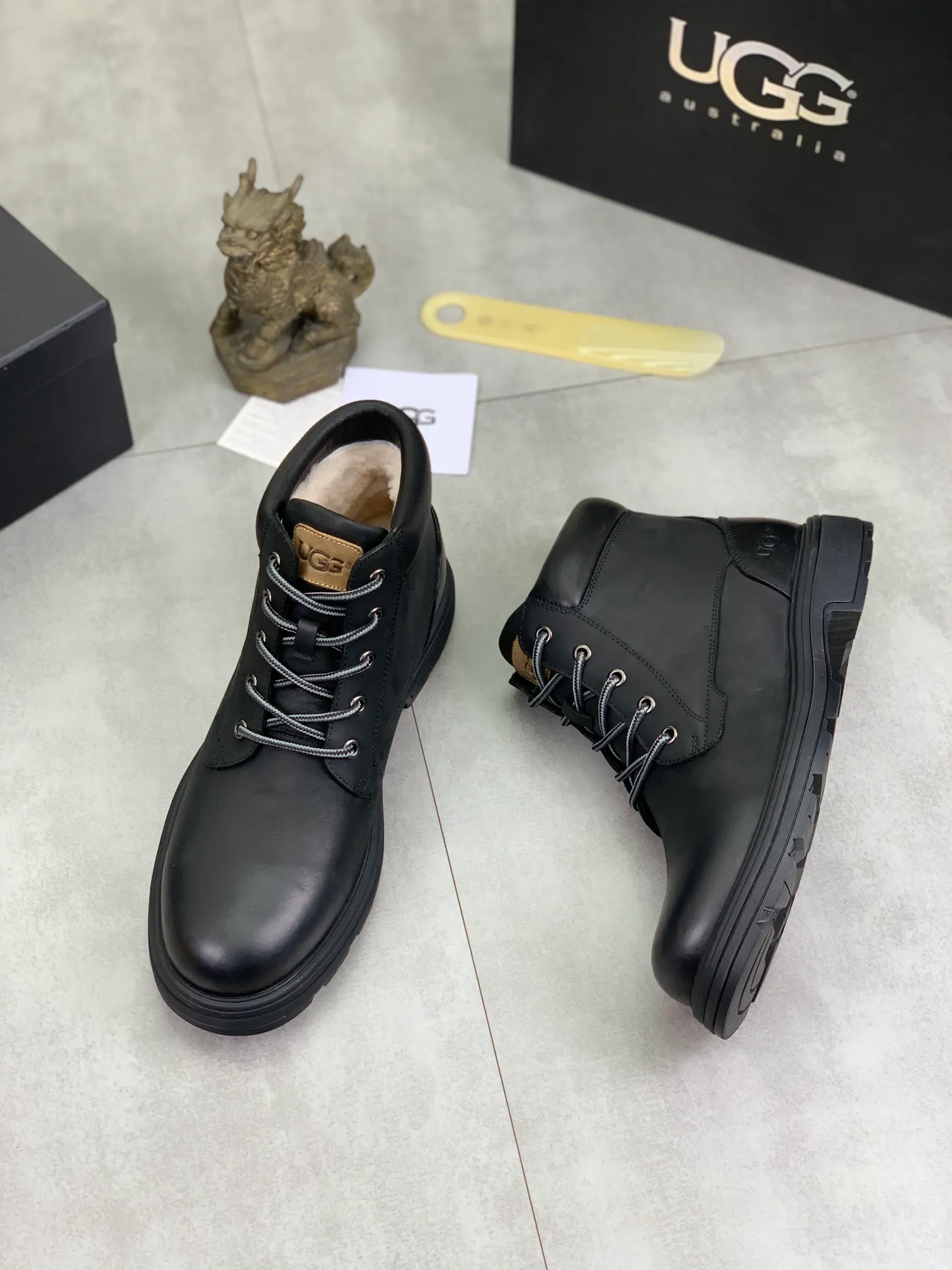Factory price P640 💶[UGG] (full wool lining) Top-end high-quality fur integrated warm snow boots from Australia's warm luxury men's shoes brand, UGG-5877 official website synchronized, made of imported cowhide, carefully sewn...Imported rubber outsole (comfortable, soft, wear-resistant) The quality is really great...Exquisite workmanship, you can't put it down at first sight, code number: 39-44 Color: 3️⃣colors available